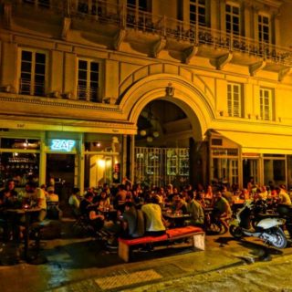 Πόσο κρατάει ο έρωτας; Λίγο, λένε, μετά έρχεται η αγάπη.