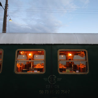 Δυο Kαρδιές Hλεκτρισμένες σ’ ένα Tραίνο…, του Καίσαρα Εμμανουήλ