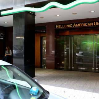 Στον εισαγγελέα δύο άτομα που συνελήφθησαν για την επίθεση στην Ελληνοαμερικανική Ένωση