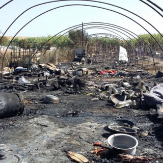 Έρευνες για τα αίτια της πυρκαγιάς σε καταυλισμό εργατών στη Ν. Μανωλάδα