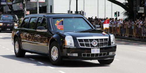 Η στιγμή που ο Τραμπ δείχνει την αξίας 1,6 εκατομμυρίων δολαρίων προεδρική λιμουζίνα του στον Κιμ Γιονγκ Ουν [ΒΙΝΤΕΟ]