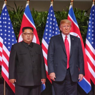 Σε εξέλιξη η ιστορική συνάντηση του Ντόναλντ Τραμπ με τον Κιμ Γιονγκ Ουν