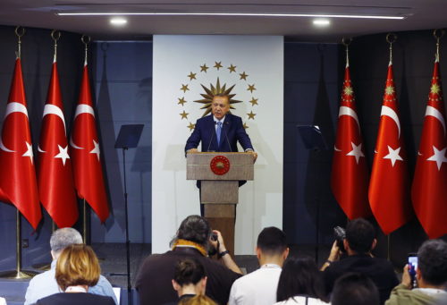 Δημοσιεύθηκε το διάταγμα που μετατρέπει σταδιακά τον Ερντογάν σε σουλτάνο