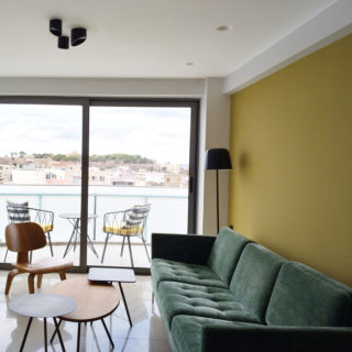 Ένα διαμέρισμα στο Ρέθυμνο και μια παραθεριστική κατοικία στο Καβούρι συνομιλούν με ένα βενετσιάνικο κάστρο και με τη θάλασσα