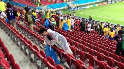 Ρεσιτάλ από τους Ιάπωνες φιλάθλους: μάζευαν τα σκουπίδια τους από την εξέδρα [BINTEO]