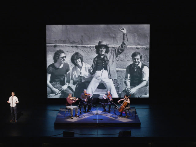 Σαμ Γκριν: «Το να κάθεσαι σε μια σκοτεινή αίθουσα μαζί με ξένους είναι μια ριζοσπαστική πράξη!»