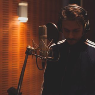 Ο Άκης Μπαρούτας στο νέο του δίσκο «Επιστρέφει στη Γη»