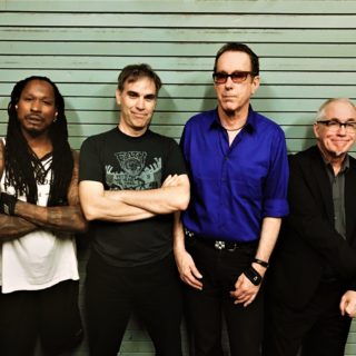 To punk δεν θα πεθάνει, ο κόσμος να χαλάσει. Οι Dead Kennedys θα φροντίσουν γι’ αυτό…