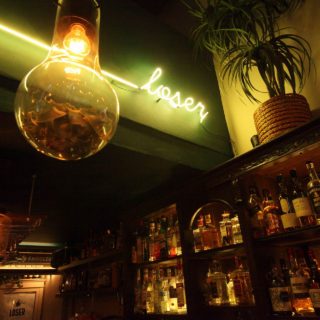 Η μικρή, αστική tropicalia του Loser επί της Βουλής