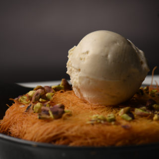 Ο pastry chef, Δημήτρης Μακρυνιώτης, φτιάχνει μία capsule collection γλυκών για τα παγωτά Kayak που δεν θέλετε να τη χάσετε