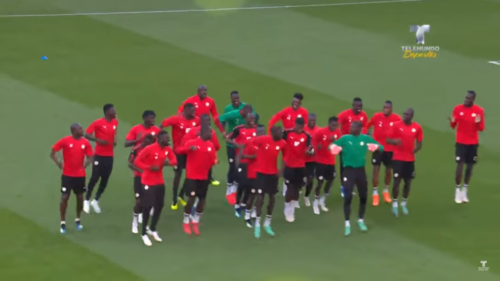 Δείτε τον υπέροχο τρόπο με τον οποίο κάνει προθέρμανση η εθνικής Σενεγάλης πριν τους αγώνες του Μουντιάλ [ΒΙΝΤΕΟ]