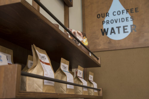 H Αθήνα προσφέρει νερό σε περιοχές που δεν έχουν, μέσα από το νέο TOMS Store Athens!