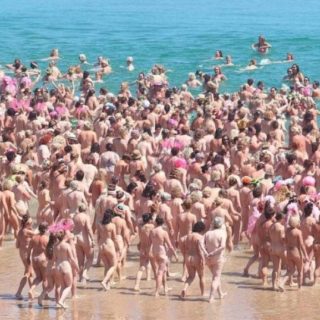 Ρεκόρ Γκίνες για τις 2.500 γυναίκες που βούτηξαν γυμνές στη θάλασσα για καλό σκοπό