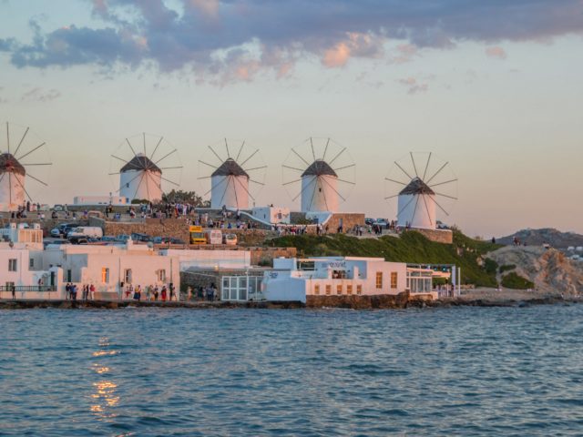 Μύκονος: Σερβιτόρος δεν πίστευε στα μάτια του όταν είδε το φιλοδώρημα που το άφησε Σαουδάραβας πελάτης