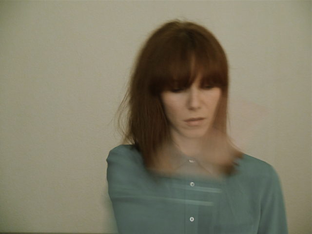 Η Kat Valastur παρουσιάζει ένα σόλο για ένα «ανθρωποειδές με ευαίσθητο δέρμα»