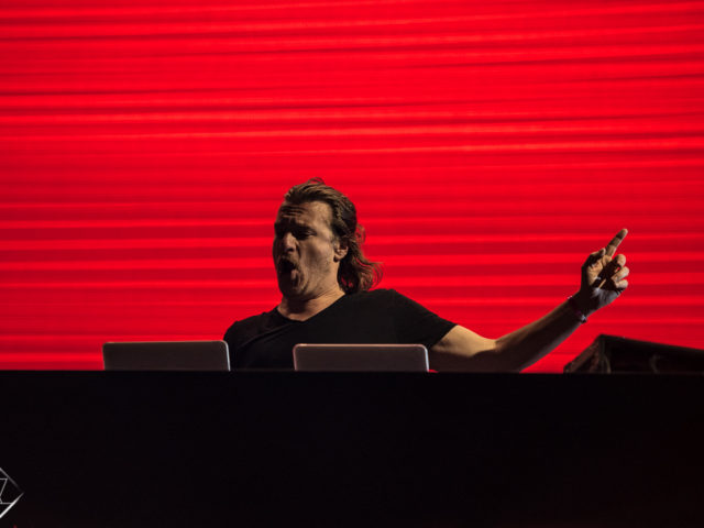 Ο Parov Stelar φαντάζεται την εμφάνισή του στο Release Athens σαν πίνακα του Banksy και του Andy Warhol