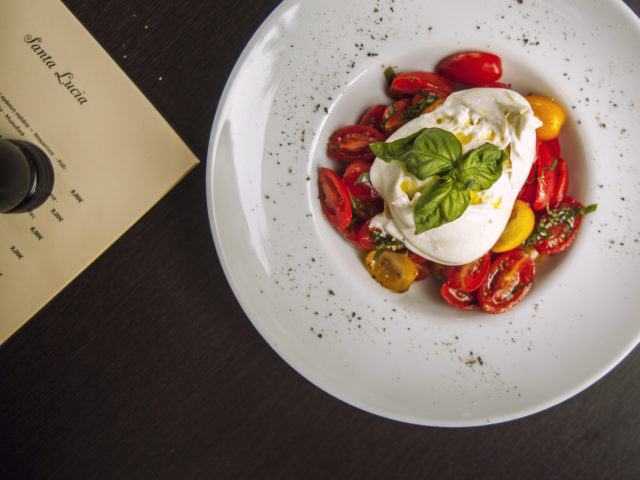 Santa Lucia: Ο νέος χώρος της Αρχελάου συνδυάζει τις ιταλικές νοστιμιές με την ποιότητα των Κρητικών υλικών