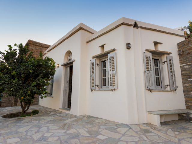 Αυτή η κατοικία είναι φτιαγμένη με τηνιακή πέτρα, μαλλί προβάτου, επεξεργασμένη κάνναβη και ένα βραβευμένο φωτιστικό