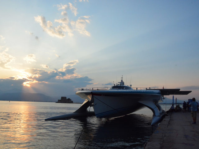 Ολοκληρώθηκε με ασφάλεια η αποβίβαση των επιβατών του καταμαράν στη Ραφήνα