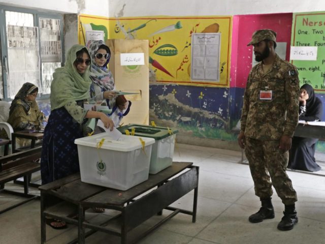 Πακιστάν: Eν μέσω φόβων για βία και νοθεία άνοιξαν οι κάλπες για τις βουλευτικές εκλογές