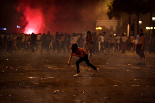 Με εκτεταμμένα επεισόδια στους δρόμους γιόρτασαν τη νίκη στο Μουντιάλ οι Γάλλοι