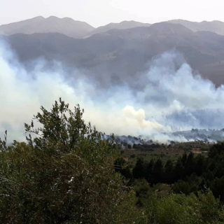 Μαίνονται οι δύο μεγάλες πυρκαγιές στα Χανιά