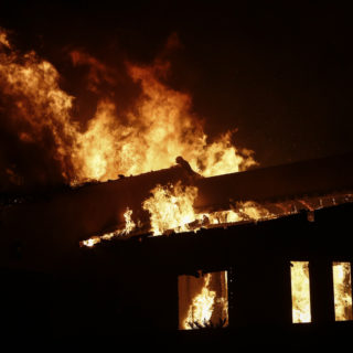 Πυρκαγιές: Όλη τη νύχτα πάλευαν οι πυροσβέστες