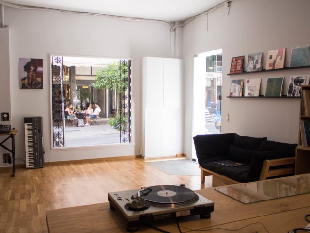 Το Homcore, το μουσικοφιλικό σαλόνι της Αθήνας, θα έχει πια και «δωμάτιο αποφόρτισης»…