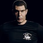 Ο Sacha Baron Cohen καταγγέλλει σε νέο σατιρικό βίντεο την πολιτική Τραμπ υπέρ του λόμπι των όπλων [ΒΙΝΤΕΟ]