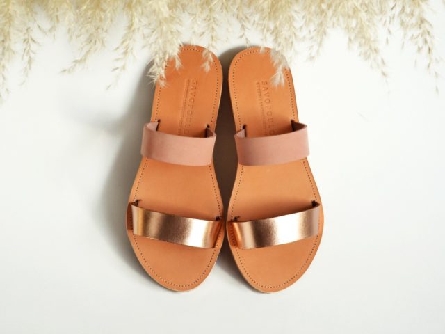 Με εμπειρία από το 1946, το Savopoulos Athens βάζει τη δική του λαμπερή πινελιά στα κλασικά σανδάλια