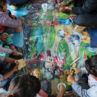 Δώστε μας πίσω την παιδική μας ηλικία, δώστε μας πίσω την ειρήνη