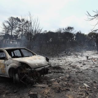 «Δεν είναι μόνο το τι είδα στη φωτιά, το τι άκουσα είναι χειρότερο»: Oδοιπορικό σε Ράφηνα και Μάτι