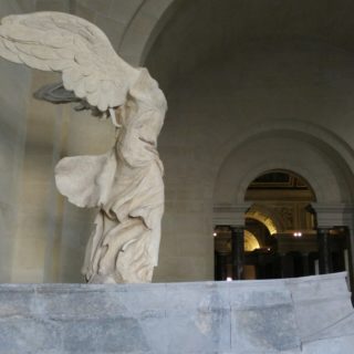 Αντίγραφο της Νίκης της Σαμοθράκης τοποθετείται στο «φυσικό του χώρο»