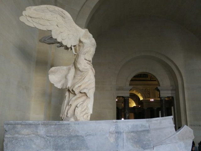 Αντίγραφο της Νίκης της Σαμοθράκης τοποθετείται στο «φυσικό του χώρο»