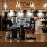 Για κάθε καφέ που αγοράζουμε η TOMS προσφέρει μια εβδομάδα πόσιμο νερό σε έναν άνθρωπο