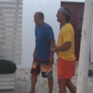 Γούντι Χάρελσον και Μάθιου ΜακΚόναχι παίζουν μπάλα στην Αντίπαρο [ΒΙΝΤΕΟ]