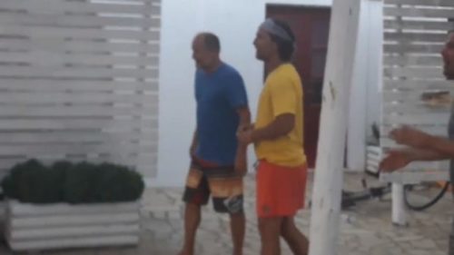 Γούντι Χάρελσον και Μάθιου ΜακΚόναχι παίζουν μπάλα στην Αντίπαρο [ΒΙΝΤΕΟ]