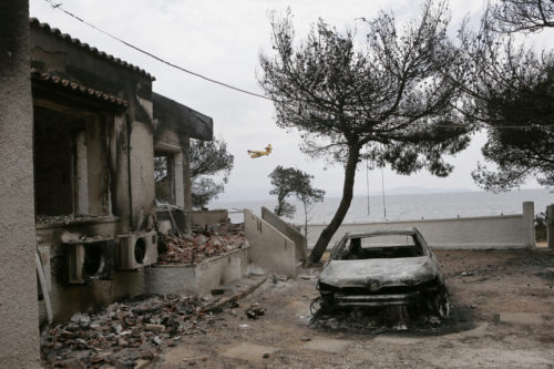 Σκηνικό πολέμου από την πύρινη λαίλαπα στο Μάτι