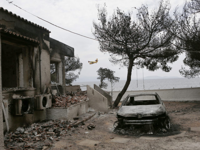 Ιndependent: Χρυσαυγίτες πίσω από το πλιάτσικο των καμένων σπιτιών στο Μάτι