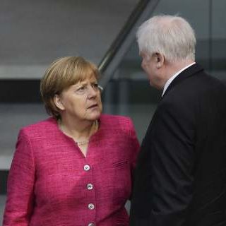 Συμφωνία Μέρκελ και Ζεεχόφερ για κλειστά κέντρα ασύλου