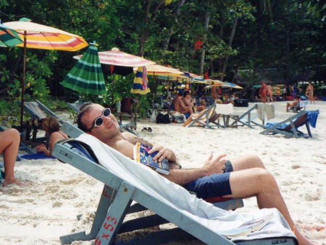 «Ο Νίκος Λείπει». Όχι Πάντα σε Ταξίδι για Δουλειές.