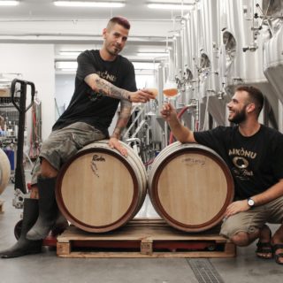 Mikònu beers: Οι νέοι μικροζυθοποιοί των Κυκλάδων ενώνουν την Ξάνθη με το Βέλγιο σ' ένα μπουκάλι ανοιχτόχρωμης ξανθιάς