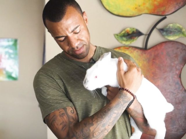 Ο πιο sexy vegan της διπλανής πόρτας είναι αστυνομικός