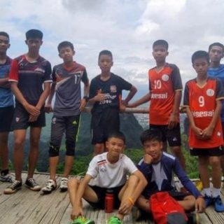 Εντοπίστηκαν τα 12 αγόρια που παραμένουν εγκλωβισμένα σε σπηλιά της Ταϊλάνδης