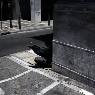 Κάτω από το όριο της φτώχειας ένας στους δύο Έλληνες