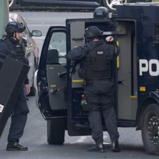 Συναγερμός στο Λονδίνο – Αυτοκίνητο «έπεσε» στα προστατευτικά κιγκλιδώματα του κοινοβουλίου