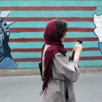 Η Ουάσινγκτον επανέφερε μονομερώς σε ισχύ ένα πρώτο κύμα σκληρών κυρώσεων σε βάρος του Ιράν