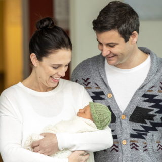 Νέα Ζηλανδία: Επιστέφει στα καθήκοντά της η πρωθυπουργός της χώρας έπειτα από έξι εβδομάδες άδειας μητρότητας