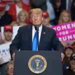 Ο Τραμπ παραδέχθηκε ότι ο γιος του ζήτησε πληροφορίες για την Κλίντον κατά τη συναντησή του με Ρωσίδα δικηγόρο το 2016