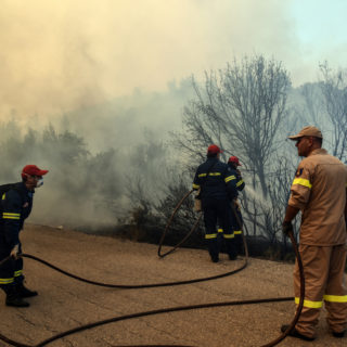 Οροθετημένη αλλά επικίνδυνη παραμένει η πυρκαγιά στην Εύβοια